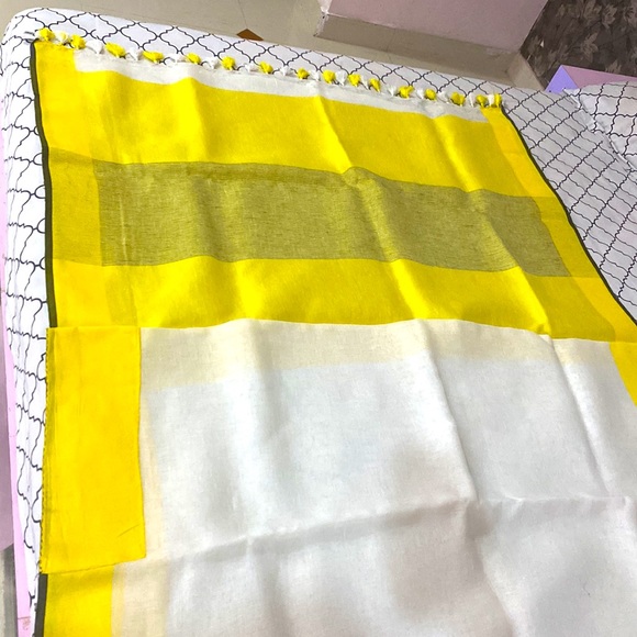 ❌❌SOLD❌❌Beautiful original linen saree in off white n yellow colour with tassels - Picture 9 of 9